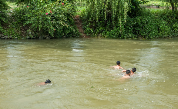 河边 游泳 戏水 儿童