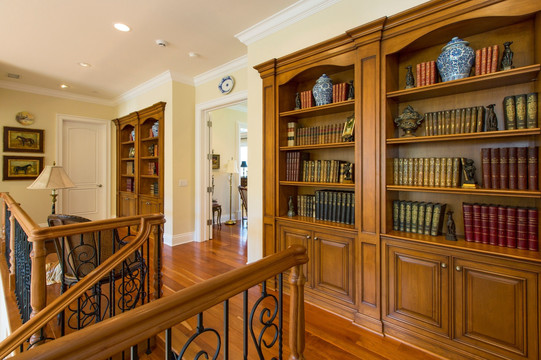 整木家装之楼梯过道书柜