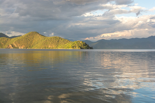 夕阳下的泸沽湖