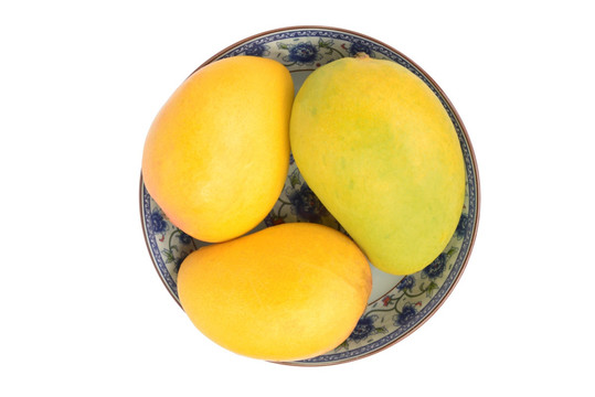 三只芒果装在青花瓷碟子里