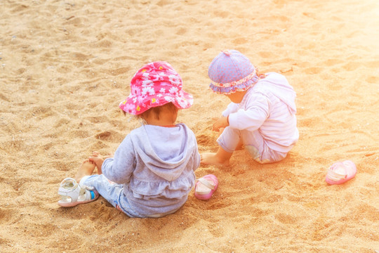 沙滩上玩耍的2个小孩