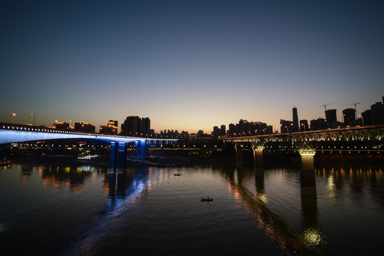 重庆夜景日落时候的两座大桥