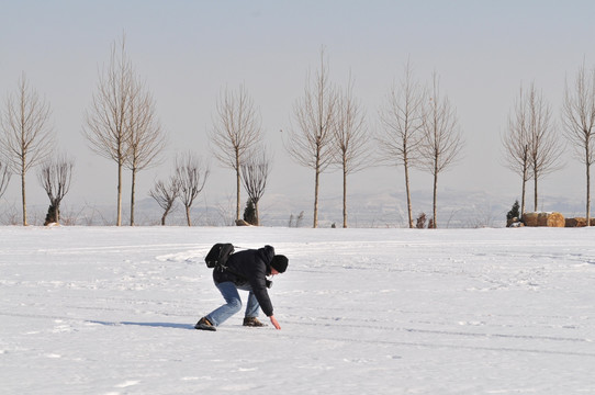 雪地里的青年