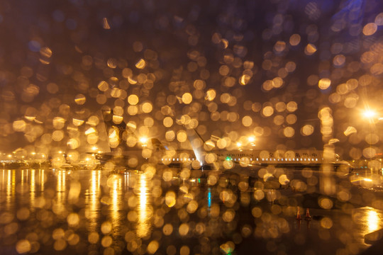 机场 夜景 雨水