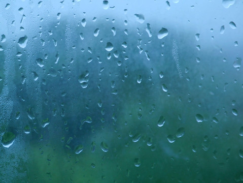 下雨了 玻璃上留下了很多水珠