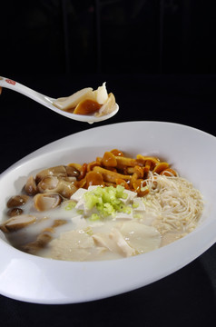 鲜菇杂菌豆腐汤