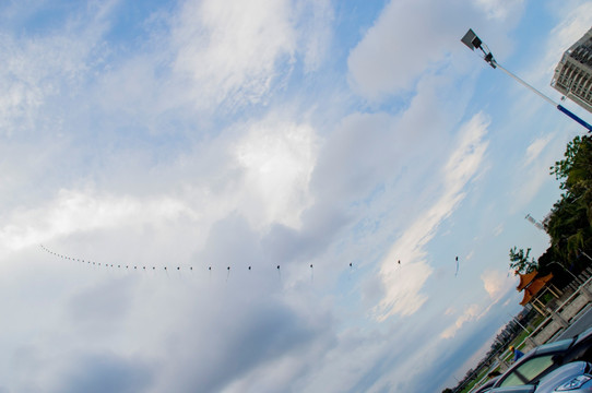 城市天空上的一排风筝