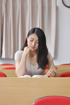 教室里看书的美女大学生