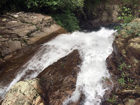 山涧水流