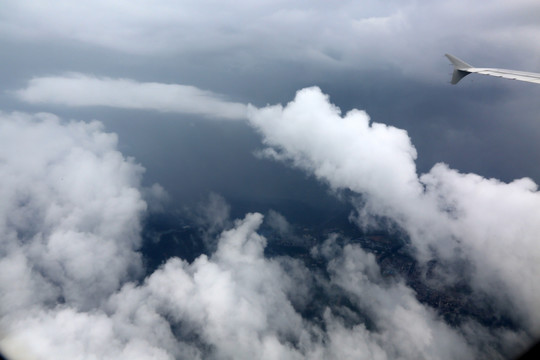 高空白云