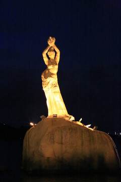 渔女雕像夜景