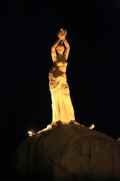 渔女雕像夜景