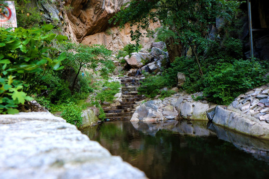 山涧石路