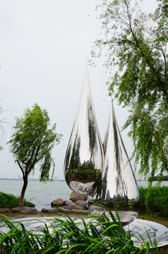 湖边的水滴雕塑