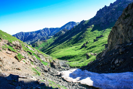 天山山脉山坡