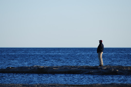 男子在海边远眺