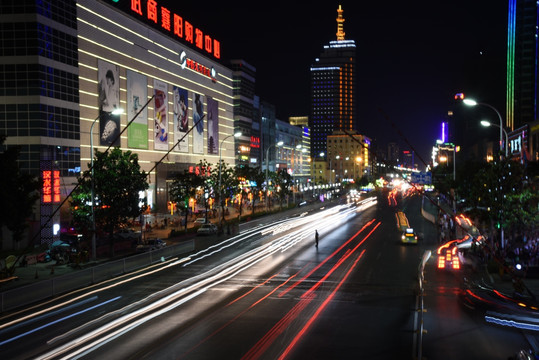 夜晚城市车流