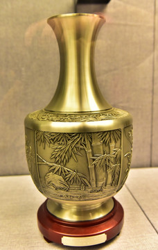 马来西亚雕花锡瓶