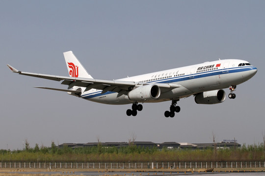 国航A330客机降落