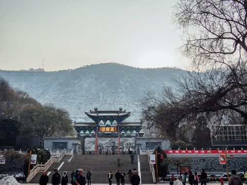 雪后兰州五泉山公园正门