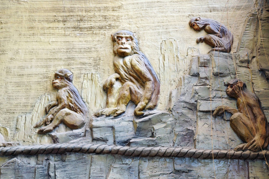 假山上的猴群雕像