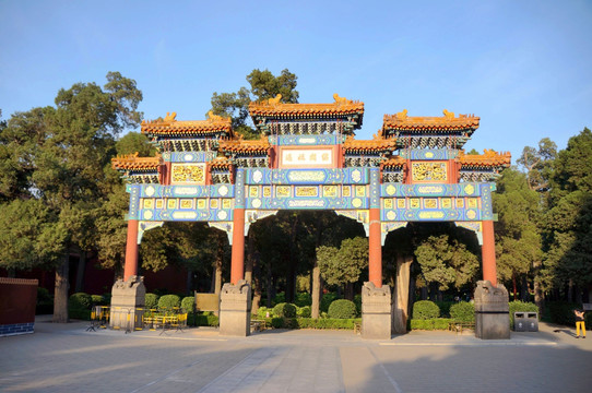 北京景山公园寿皇殿牌楼东牌楼