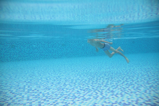 蓝色水池中游泳