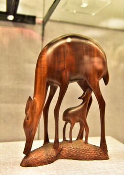 马里红木雕子母鹿