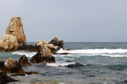 韩国东海烛台岩海滩