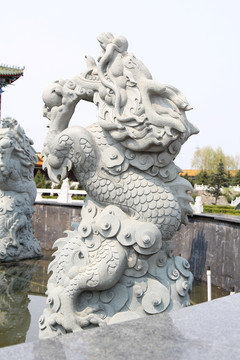 龙雕像