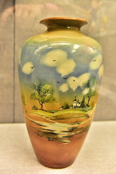 摩尔多瓦彩绘风景图瓷瓶