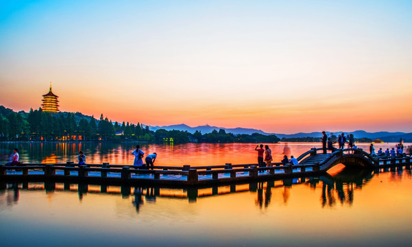 西湖长桥夜景