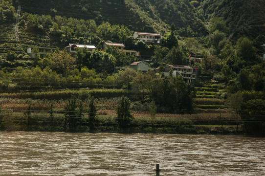 河岸边的山村