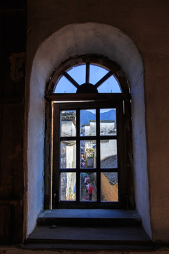 老式窗户外的古村游客