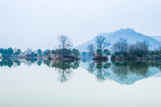 水墨山水湖泊