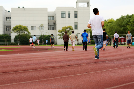 学生慢跑背影