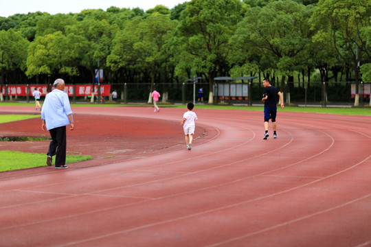 学生慢跑背影