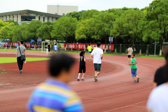 学生慢跑背影