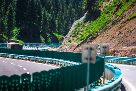 果子沟盘山蜿蜒公路