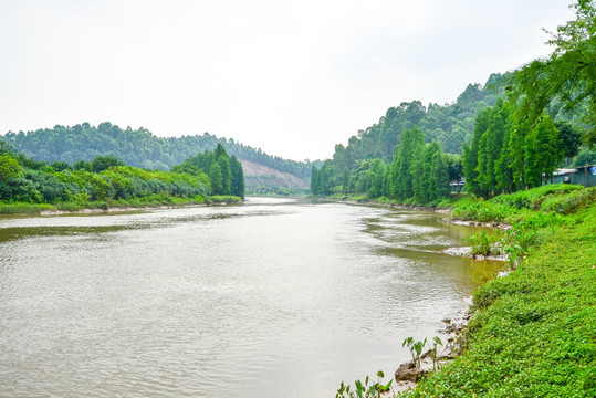 阳光河岸风光