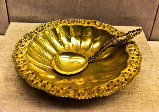 斯里兰卡镶宝石錾花银盘和银勺