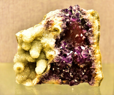 乌拉圭水晶矿石