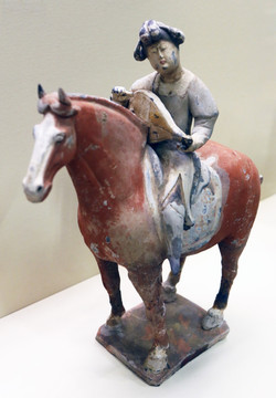唐代彩绘骑马奏乐女俑