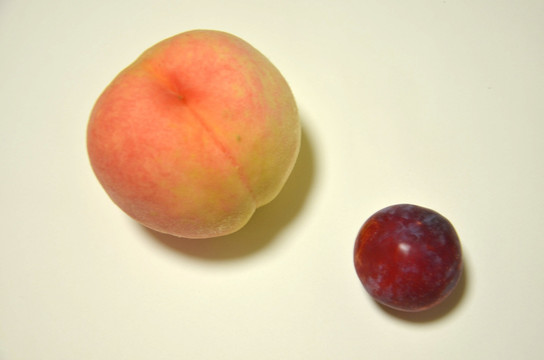 水蜜桃和红李子
