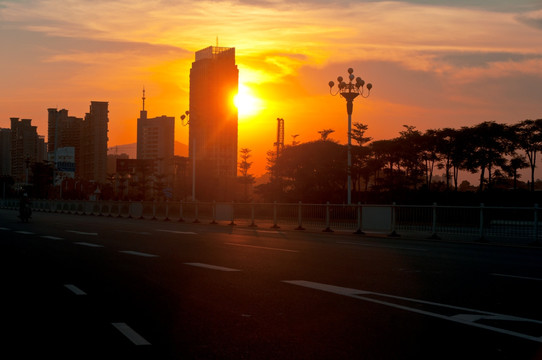 城市黄昏路景