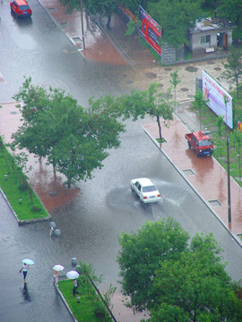 城市雨中即景