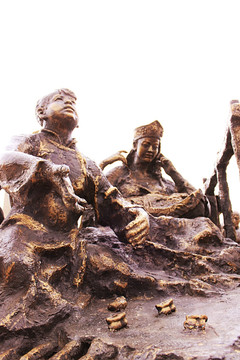 达斡尔族人物雕塑