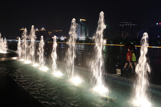 都市夜景喷泉