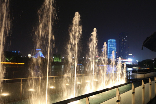 都市夜景喷泉