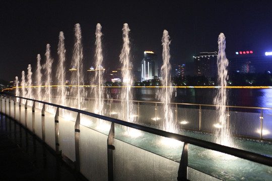 都市夜景喷泉